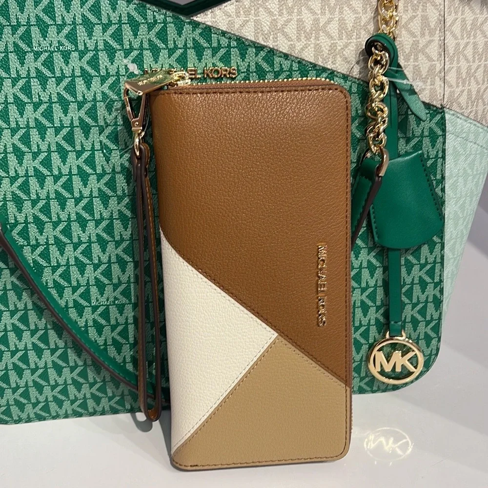 MICHAEL KORS LARGE TRAVEL CONTINENTAL WRISTLET WALLET PHONEHOLDER Luggag… - Picture 5 of 16
